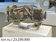 Безмасляный компрессор VV120T производства концерна Knorr-Bremse для питания сжатым воздухом тормозных систем, пневматических устройств и приборов вагона на Петербургском международном экономическом форуме ПМЭФ-2016. Редакционное фото, фотограф Игорь Долгов / Фотобанк Лори