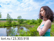 Девочка с пышными волосами стоит возле озера. Стоковое фото, фотограф Катерина Белякина / Фотобанк Лори