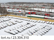 Москва, автомобили под снегом на платной штраф стоянке в районе Рижской железной дороги (2016 год). Редакционное фото, фотограф Дмитрий Неумоин / Фотобанк Лори