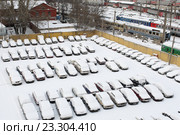 Москва, автомобили под снегом на платной штраф стоянке в районе Рижской эстакады (2016 год). Редакционное фото, фотограф Дмитрий Неумоин / Фотобанк Лори