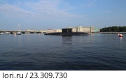 Подводная лодка «Краснодар» пришвартована на Неве у Английской набережной для участия в параде в честь Дня ВМФ России (2016 год). Редакционное видео, видеограф Сергей Дубров / Фотобанк Лори