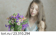 Красивая веселая девушка с букетом ирисы и альстромерий. Стоковое видео, видеограф Юлия Машкова / Фотобанк Лори