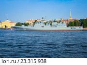 Санкт-Петербург, фрегат «Адмирал Эссен» пришвартован на Неве рядом с Адмиралтейством (2016 год). Редакционное фото, фотограф Сергей Дубров / Фотобанк Лори