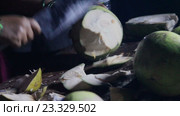 Женщина с мачете раскалывает кокос (2016 год). Редакционное видео, видеограф Курганов Александр / Фотобанк Лори