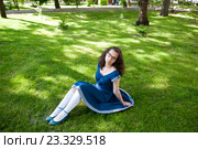 Девушка сидит на лужайке в парке. Стоковое фото, фотограф Катерина Белякина / Фотобанк Лори