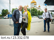 Певица Валерия и продюсер Иосиф Пригожин, улыбаясь, позируют на фоне храма Христа Спасителя. Москва, улица Волхонка, 14 (2016 год). Редакционное фото, фотограф Сергей Цепек / Фотобанк Лори