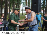 Рукопожатие от военкома во время вручения медали. День ВМФ (2016 год). Редакционное фото, фотограф Иван Карпов / Фотобанк Лори