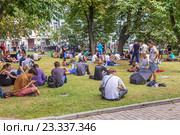 Фанаты новой игры Pokemon Go в Ильинском сквере в центре Москвы (2016 год). Редакционное фото, фотограф Владимир Сергеев / Фотобанк Лори