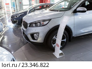 Обновленный автомобиль Киа Соренто в автосалоне. Дилер Автомир на Дунайском проспекте, Санкт-Петербург (2016 год). Редакционное фото, фотограф Кекяляйнен Андрей / Фотобанк Лори