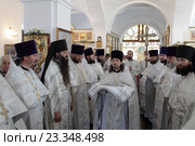 Духовенство встречает правящего Архиерея в храме Вознесения Господня город Кашира (2016 год). Редакционное фото, фотограф Дмитрий Неумоин / Фотобанк Лори