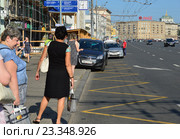 Люди на остановке. Автомобиль такси, припаркованный на тротуаре и на месте остановки общественного транспорта. Зубовский бульвар. Район Хамовники. Москва (2016 год). Редакционное фото, фотограф lana1501 / Фотобанк Лори