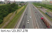 Автомобильный трафик на КАДе в Санкт-Петербурге, вид сверху (2016 год). Стоковое видео, видеограф Кекяляйнен Андрей / Фотобанк Лори