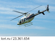 Летящий вертолет Bell 407GX (RA-01605) крупным планом (2016 год). Редакционное фото, фотограф Виктор Карасев / Фотобанк Лори