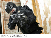 Special forces armed with assault rifle ready to attack. Стоковое фото, фотограф Дмитрий Калиновский / Фотобанк Лори