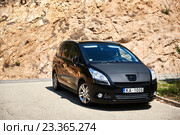 Автомобиль Peugeot 5008 остановился на горной дороге в Испании. Тосса де Мар, Испания (2016 год). Редакционное фото, фотограф Alexander Tihonovs / Фотобанк Лори