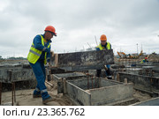 Рабочие на строительстве завода по обработке углеводородного сырья в Тобольске (2016 год). Редакционное фото, фотограф Сергей Буторин / Фотобанк Лори