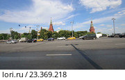 Движение на Боровицкой площади, вид на Кремль, Москва, Россия (2016 год). Редакционное видео, видеограф Владимир Журавлев / Фотобанк Лори