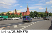 Движение на Боровицкой площади, вид на Кремль, Москва, Россия (2016 год). Редакционное видео, видеограф Владимир Журавлев / Фотобанк Лори