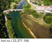 Русло реки Риека Црноевича в городе, Черногория (2016 год). Стоковое фото, фотограф Кекяляйнен Андрей / Фотобанк Лори