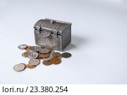 Декоративный сундучок и мелкие русские монеты. Стоковое фото, фотограф Катерина Белякина / Фотобанк Лори