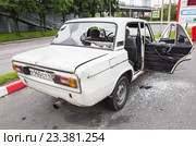 Разбитый белый автомобиль ВАЗ-2106 (2016 год). Редакционное фото, фотограф EugeneSergeev / Фотобанк Лори