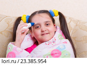 Девочка проверяет себе температуру. Стоковое фото, фотограф Emelinna / Фотобанк Лори