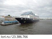 Круизный пятизвездочный лайнер Azamara Quest у Английской пристани пасмурным июньским днем. Санкт-Петербург (2016 год). Редакционное фото, фотограф Виктор Карасев / Фотобанк Лори