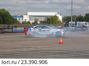 Международный авиационно-космический салон МАКС-2015. Дрифт-шоу в рамках рекламной компании производителя автомобильных шин Yokohama. Редакционное фото, фотограф Игорь Долгов / Фотобанк Лори