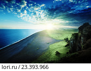 Черный песчаный пляж со скалами Dyrholaeyjarviti, Исландия. Стоковое фото, фотограф Iakov Kalinin / Фотобанк Лори