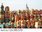 Матрёшки. Далеко на заднем плане -- Благовещенский собор. Харьков. Стоковое фото, фотограф Истомина Елена / Фотобанк Лори