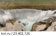 Потоки воды, падающие со скалы. Водопад Ниагара на реке Циевна. Подгорица, Черногория (2016 год). Стоковое видео, видеограф Кекяляйнен Андрей / Фотобанк Лори