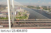 Стропы вантового моста, Большой Обуховский мост. Движение транспорта по КАД. Санкт-Петербург (2016 год). Стоковое видео, видеограф Кекяляйнен Андрей / Фотобанк Лори
