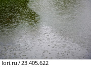 Круги на поверхности воды во время дождя. Стоковое фото, фотограф E. O. / Фотобанк Лори