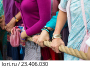 Люди держат канат колесницы с божествами: Баларама, Субхадра и Джаганнатх. Москва, парк «Сокольники». День Индии, 14 августа 2016. Стоковое фото, фотограф Galina Barbieri / Фотобанк Лори