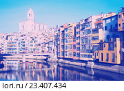 picturesque houses and church on river Onyar in Gerona. Стоковое фото, фотограф Яков Филимонов / Фотобанк Лори
