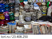 Продажа одежды из льна, произведенной в Республике Беларусь, в павильоне ВДНХ города Москвы во время выставки гродненских товаров (2016 год). Редакционное фото, фотограф Николай Винокуров / Фотобанк Лори