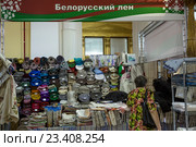 Продажа одежды из льна, произведенной в Республике Беларусь, в павильоне ВДНХ города Москвы во время выставки гродненских товаров (2016 год). Редакционное фото, фотограф Николай Винокуров / Фотобанк Лори