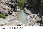 Природная ванна с водой в Арпатском ущелье, Зеленогорье, Крым (2016 год). Стоковое фото, фотограф Галина Хорошман / Фотобанк Лори