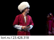 Участник танцевальной группы "Лачин" из Республики Туркменистан поет на сцене в национальной одежде во время Дней культуры Туркменистана в Москве, Россия (2016 год). Редакционное фото, фотограф Николай Винокуров / Фотобанк Лори
