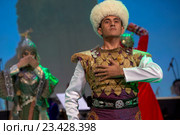 Участник танцевальной группы "Лачин" из Республики Туркменистан танцует на сцене в национальной ожежде свадебный обряд во время Дней культуры Туркменистана в Москве, Россия (2016 год). Редакционное фото, фотограф Николай Винокуров / Фотобанк Лори