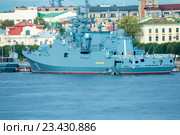Подъем флага на фрегате «Адмирал Эссен», пришвартованном у набережной Лейтенанта Шмидта в Санкт-Петербурге (2016 год). Редакционное фото, фотограф Сергей Дубров / Фотобанк Лори