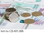 Рублевые монеты на купюрах в 1000 и 500 рублей. Стоковое фото, фотограф E. O. / Фотобанк Лори