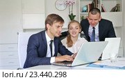 Three cheerful coworkers chatting. Стоковое видео, видеограф Яков Филимонов / Фотобанк Лори