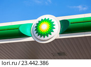 BP petrol station logo against blue sky. British Petroleum is a British multinational oil and gas company (2016 год). Редакционное фото, фотограф FotograFF / Фотобанк Лори