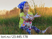 Маленькая девочка подставила ладошки солнцу. Стоковое фото, фотограф Юрий Шурчков / Фотобанк Лори
