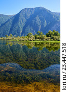 Залив у Телецкого Озера на Алтае / Shallow bay on South part of Lake Teletskoye in Altay. Стоковое фото, фотограф Сергей Пристяжнюк (Serg Zastavkin) / Фотобанк Лори