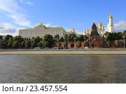 Московский кремль. Вид с реки на Кремлевскую набережную (2016 год). Стоковое фото, фотограф Яна Королёва / Фотобанк Лори