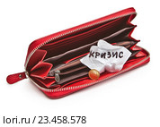 Открытый кошелек с мятым листком бумаги со словом кризис и одной монетой. Стоковое фото, фотограф Элина Гаревская / Фотобанк Лори
