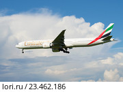 Самолет Boeing 777-300 (A6-EGU ) компании Emirates Airline заходит на посадку в облачном небе (2016 год). Редакционное фото, фотограф Виктор Карасев / Фотобанк Лори