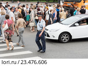 Сотрудник ДПС регулирует движение (2016 год). Редакционное фото, фотограф Александр Щепин / Фотобанк Лори